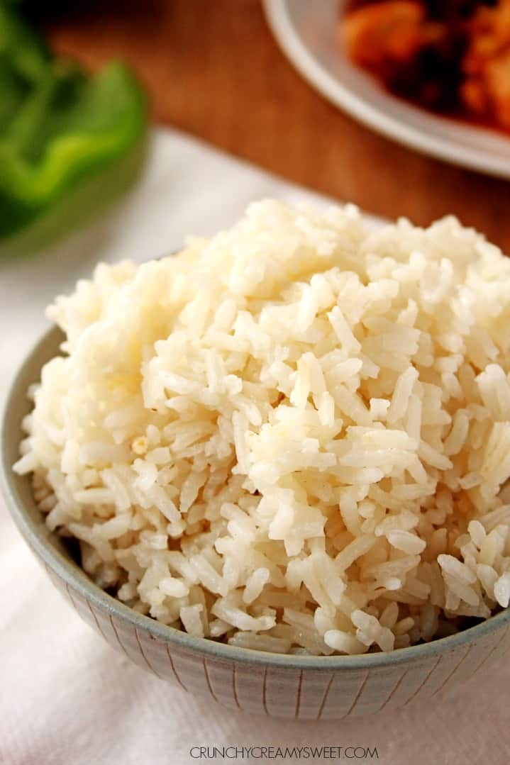 Cooked rice in a gray bowl.