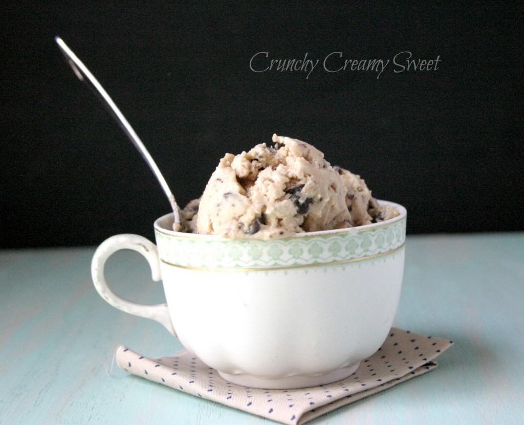 Chocolate Chunk Cookie Dough Frozen Yogurt - eggless cookie dough packed with chocolate chunks made into fro yo! This treat is amazing! 