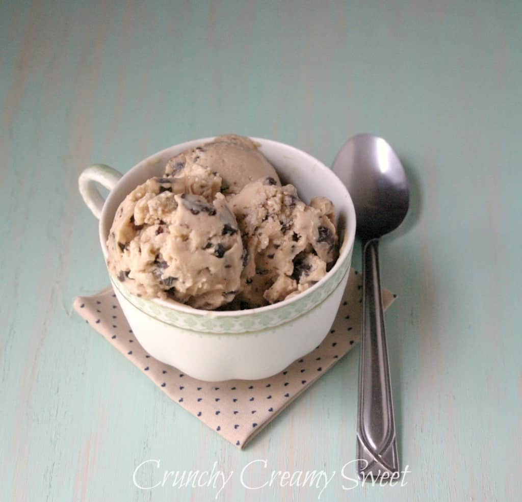 Chocolate Chunk Cookie Dough Frozen Yogurt - eggless cookie dough packed with chocolate chunks made into fro yo! This treat is amazing! 