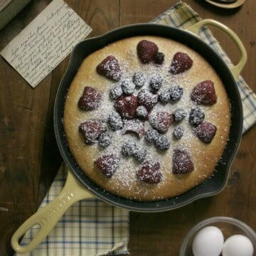 Spring Berry Skillet Cake CrunchyCreamySweet.com