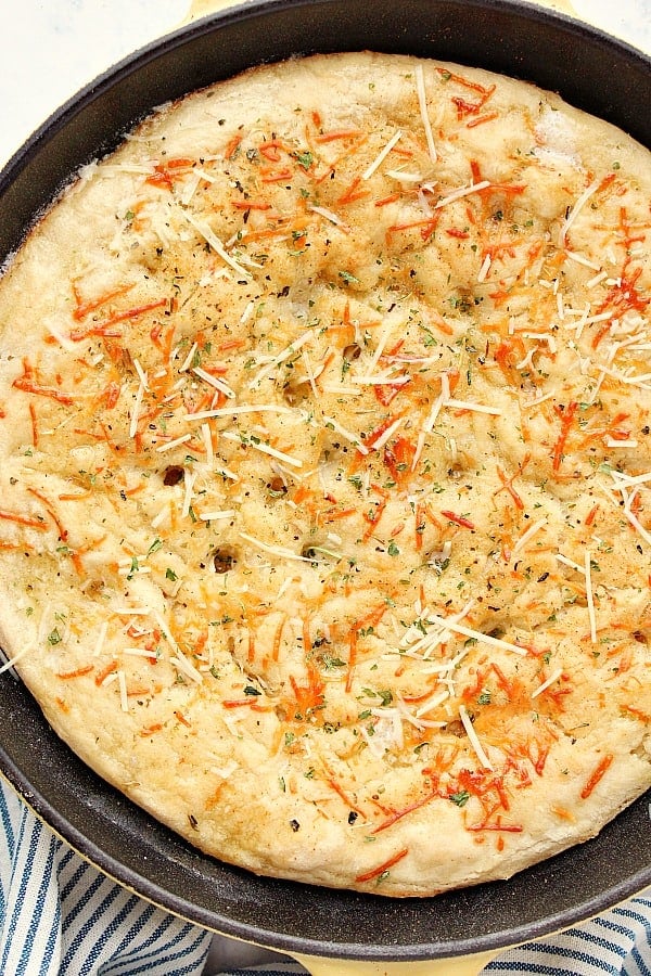 https://www.crunchycreamysweet.com/wp-content/uploads/2013/02/skillet-focaccia-D.jpg