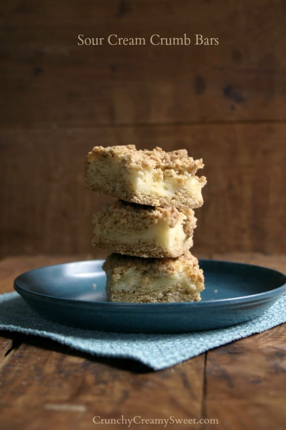 Sour Cream Crumb Bars | CrunchyCreamySweet.com Sour Cream Crumb Bars - sweet cookie bars with cheesecake like filling, topped with crumb topping. Easy dessert idea!