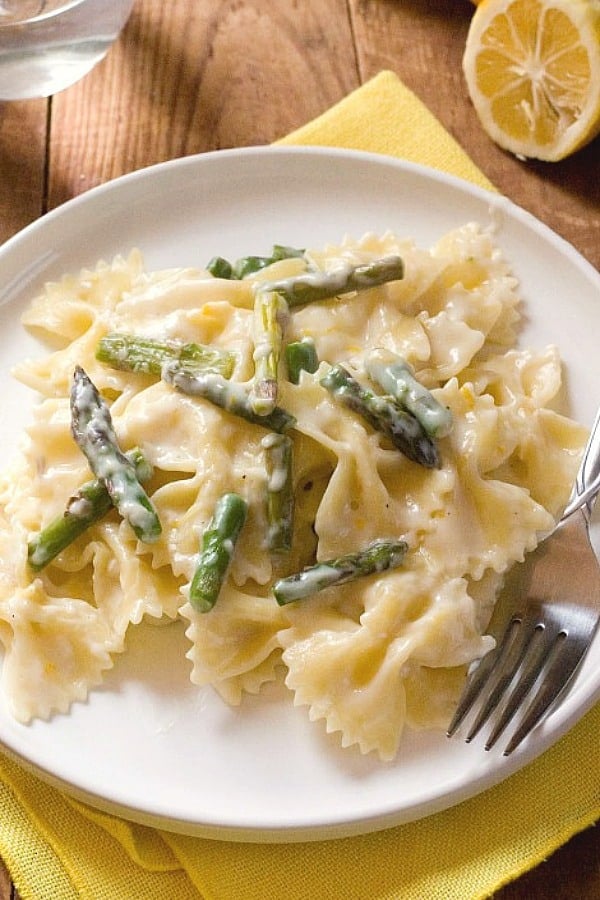 Creamy Lemon Asparagus Pasta - perfect weeknight dish to welcome the Spring! Comes together in under 30 minutes! Lemon Asparagus Pasta on a plate.