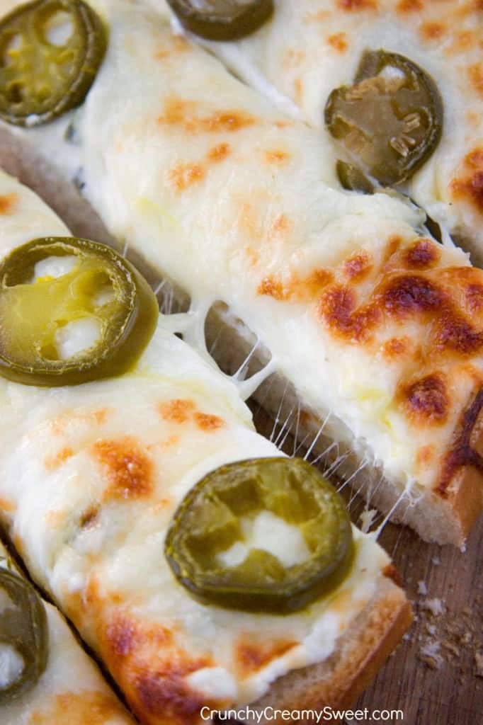 Jalapeno Popper Cheesy Garlic Bread - spicy take on our favorite cheesy garlic bread! You will love it! It's the perfect game day food! #recipe #cheesybread crunchycreamysweet.com Jalapeno Popper Cheesy Garlic Bread - the perfect game day food