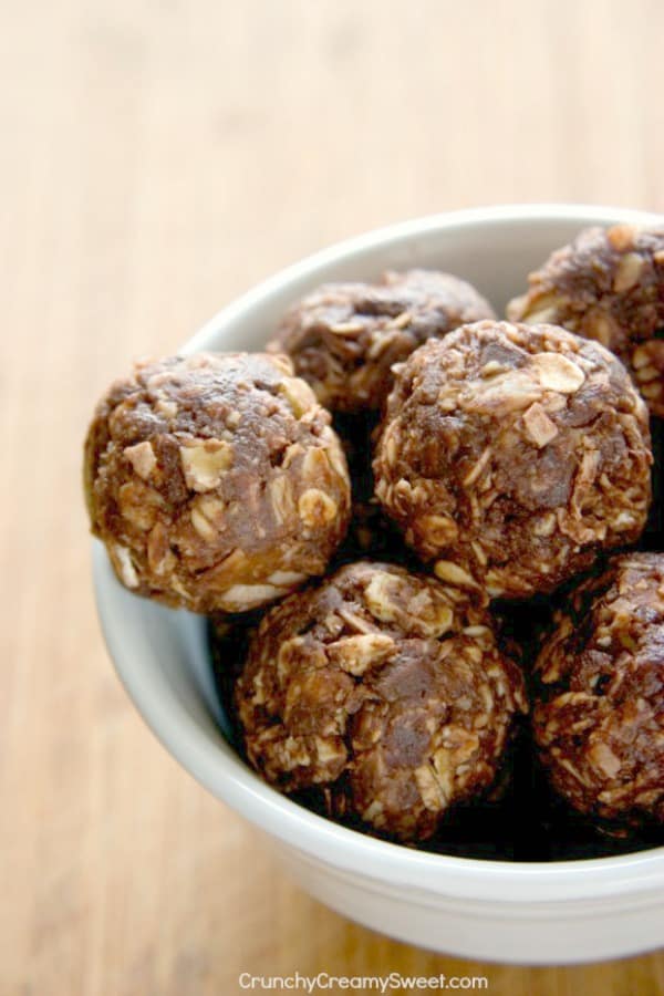 Mint Chocolate Energy Bites - chocolate packed and refreshing energy bites that couldn't be easier to make! Great snack for chocolate and mint combo lovers! Mint Chocolate Energy Bites in a bowl.
