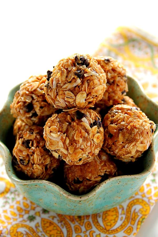 Peanut Butter Energy Bites - quick and easy bites packed with oats, peanut butter, flaxseed, coconut and honey. Great healthy, no-bake snack recipe! Energy balls in blue bowl.
