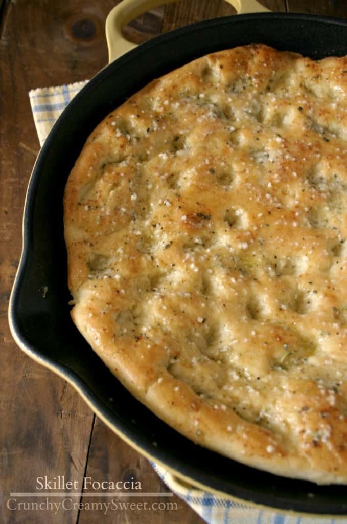 One hour skillet focaccia - This easy focaccia takes only 1 hour to make. Perfect side for your pasta dish or your favorite soup.