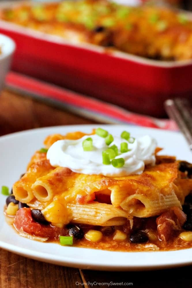 Cheesy Chicken Enchilada Pasta Bake - time-saving dinner idea with tons of flavor! Your favorite Mexican dish in a pasta bake form. You will love how easy and cheesy it is! 