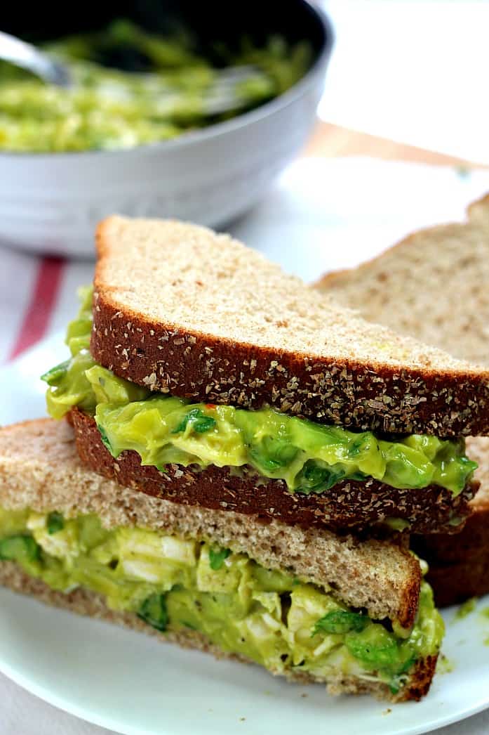 Guacamole Chicken Salad Recipe - quick and healthy lunch idea for the busy week days! This chicken guacamole salad has a little bit of kick and it's super satisfying! 