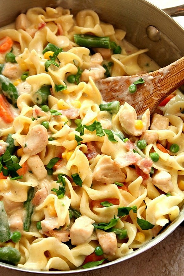 Chicken Pot Pie Skillet Pasta Recipe - quick and easy weeknight dinner idea! Pure comfort food and so much easier to make then a pie. Chicken Pot Pasta in a skillet.