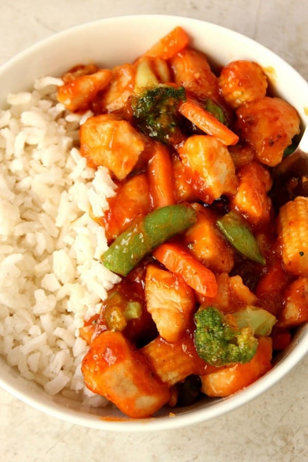 Quick Honey Chipotle Chicken Rice Bowls Recipe - sweet and spicy chicken with honey chipotle sauce, vegetables and served over rice. Quick, easy and flavorful! Honey Chipotle Chicken in a bowl.