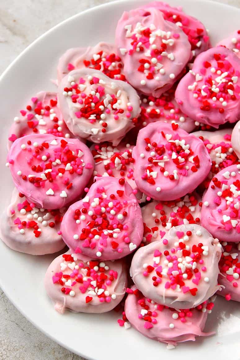 Chocolate Pretzel Hearts Recipe - easy, no-bake treat for Valentine's Day. Sweet, cute and so fun! 