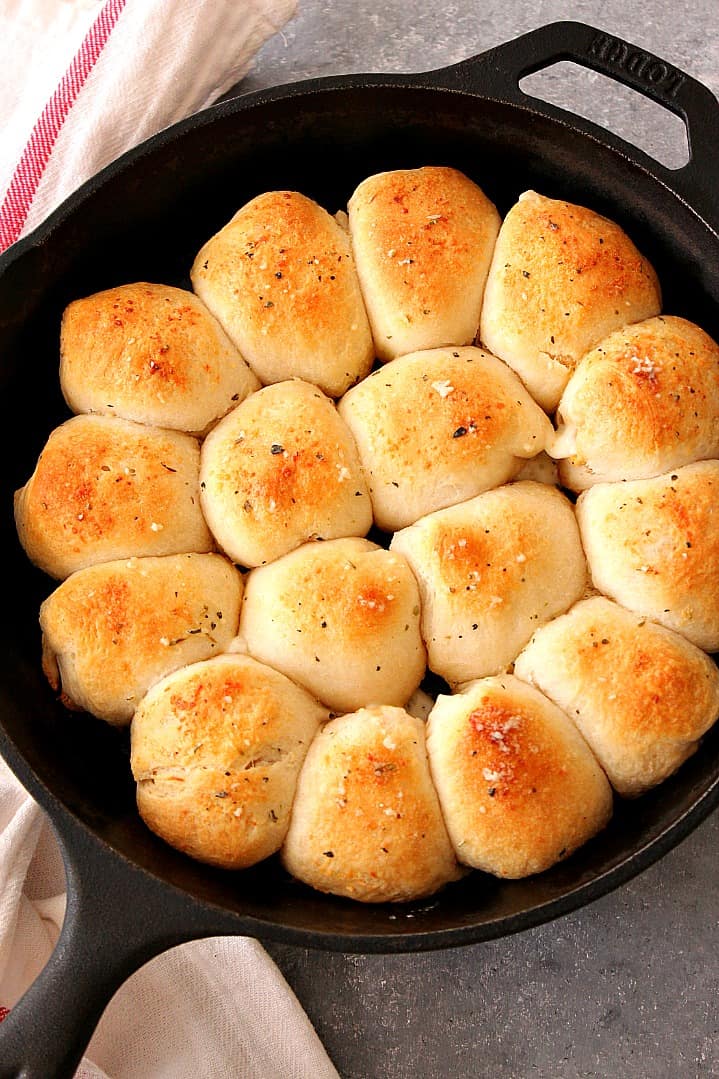 Easy Skillet Pizza Rolls recipe - filled with pepperoni and cheese, these rolls are perfect dipped in pizza sauce! Best appetizer for parties and game days! 