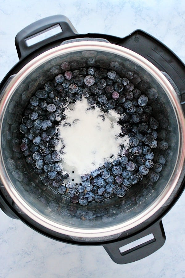 Blueberries with sugar in the Instant Pot.