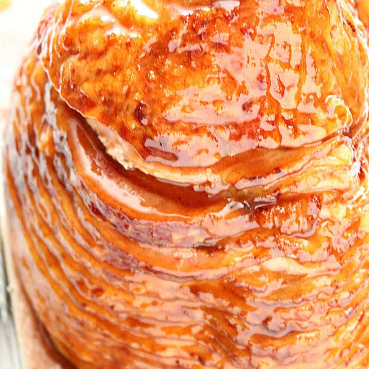 Cut ham with honey glaze.