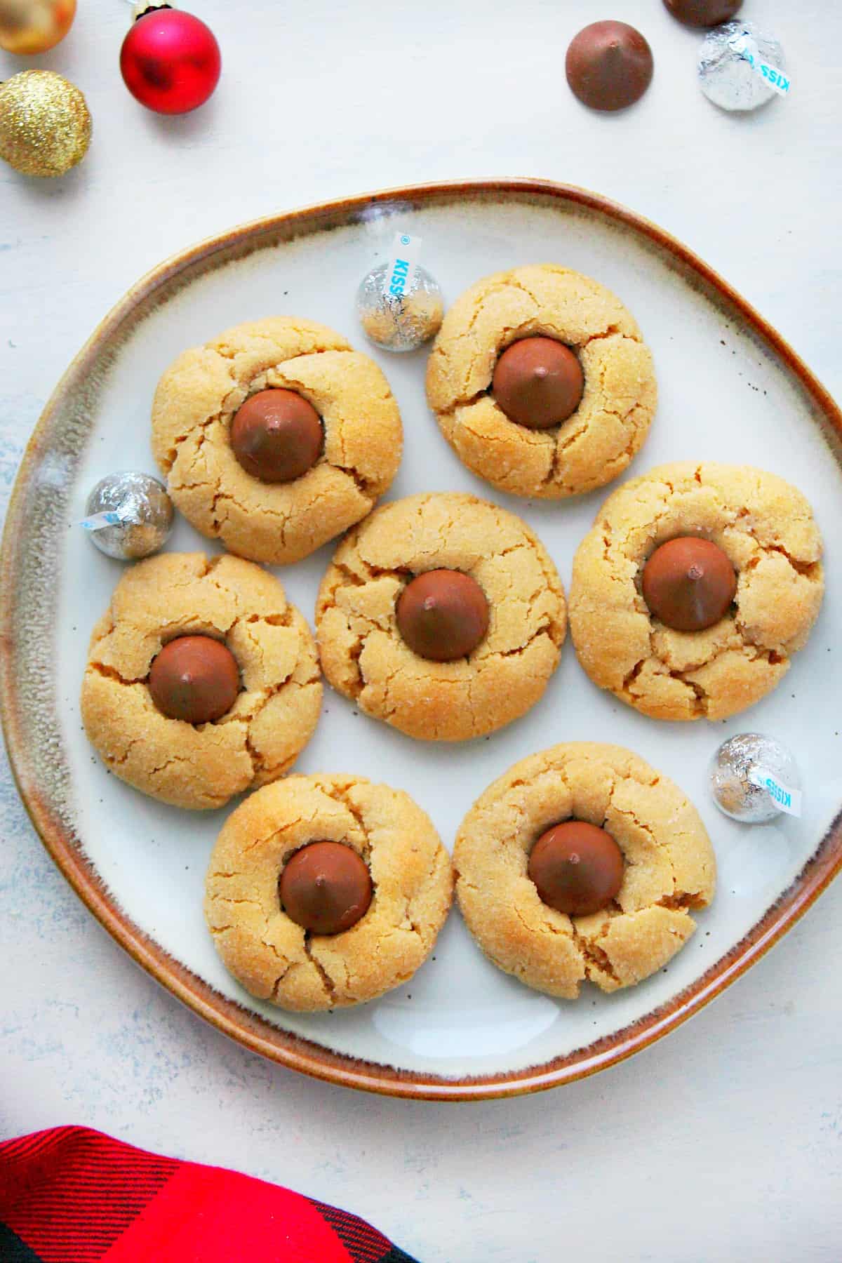 Baked cookies on a plate.