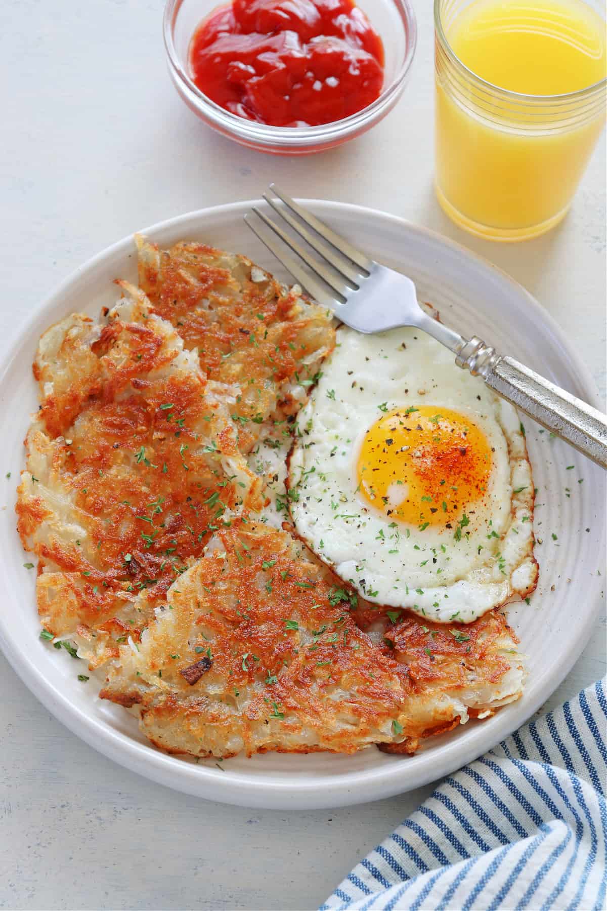 Breakfast with hash browns and egg.