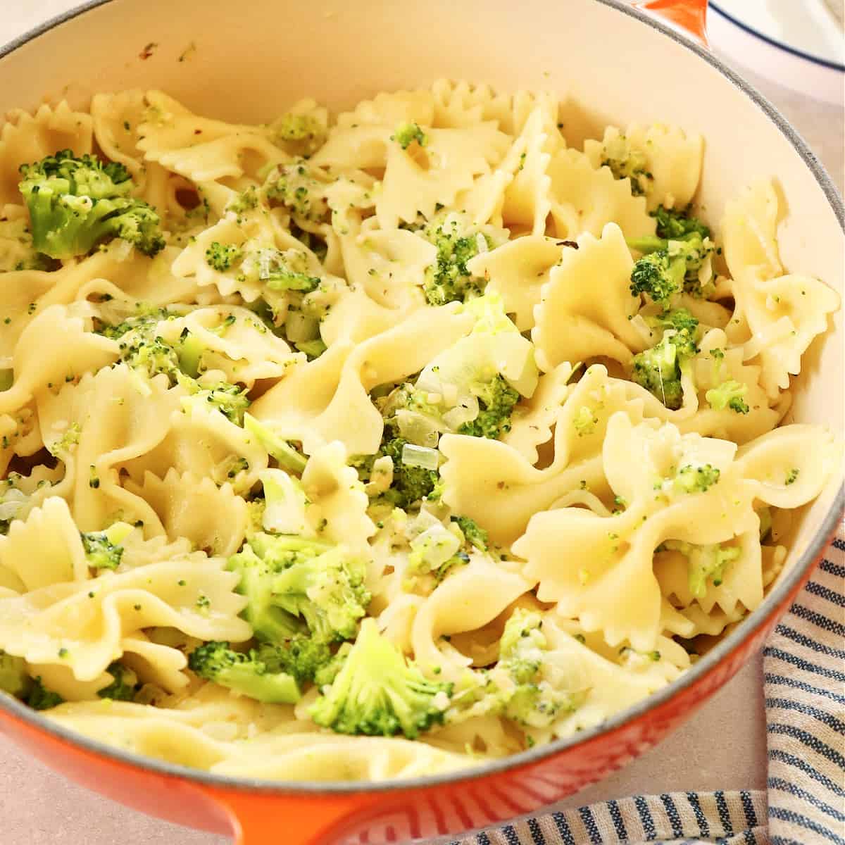 Simple Broccoli Pasta – Crunchy Creamy Candy